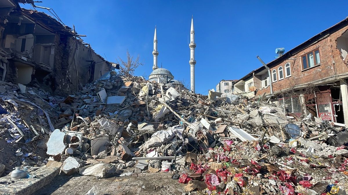 Rizikových budov je spousta a stany chybí doteď, říká turecký dobrovolník